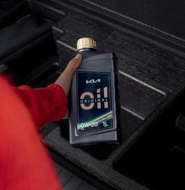 Nachfüllen des Kia EV mit Kia EV Batteriekühlmittel.